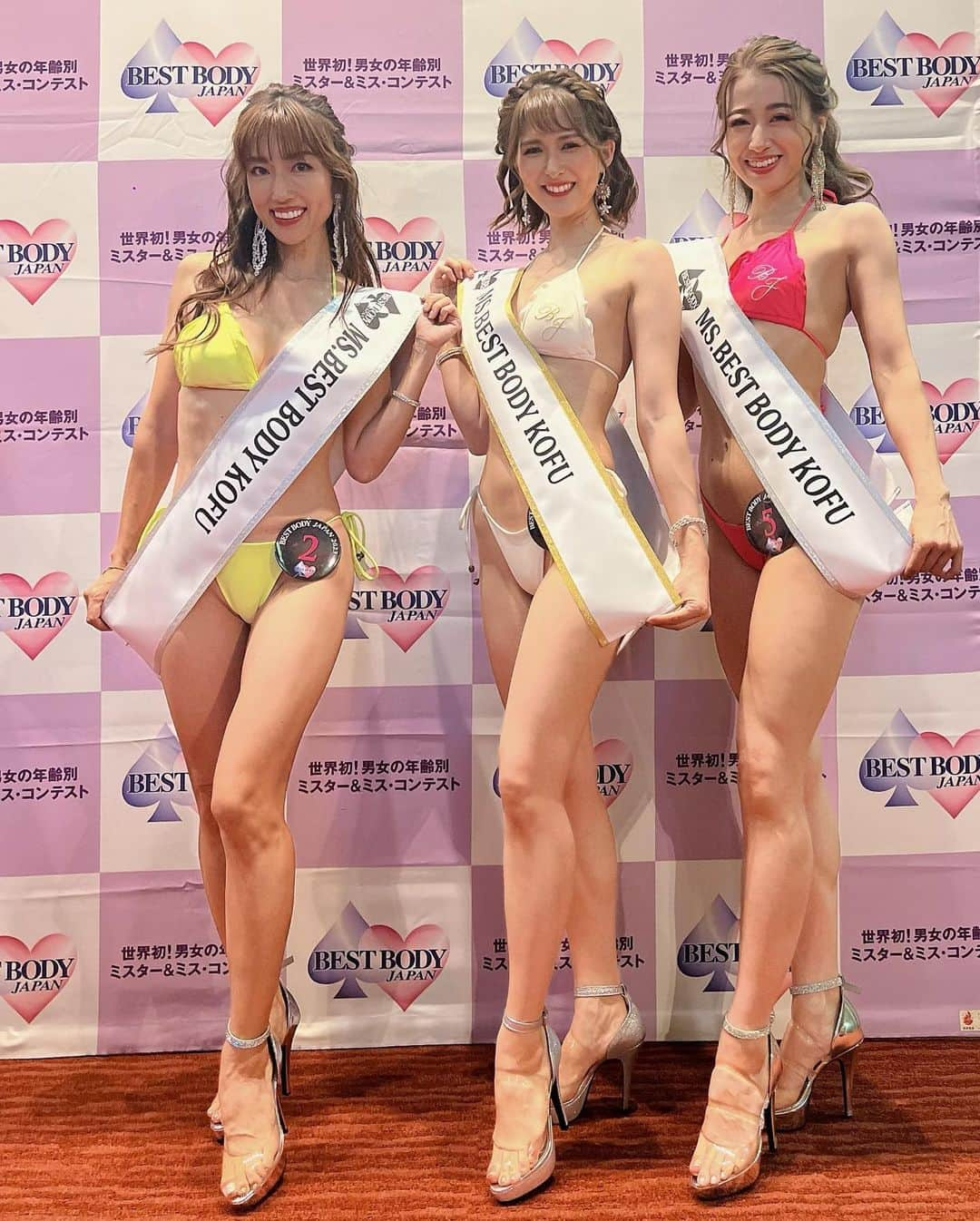 庄司ゆうこさんのインスタグラム写真 - (庄司ゆうこInstagram)「ベストボディジャパン2023 甲府大会✨レディースクラス準グランプリを頂きました🥺✨ 今年入って出場を決めて、30代ラストの39歳、周りからは不利だから40歳になってからにしたら？と言われ続けましたが、せっかくなら30代最後に何か形に残したいと思い、今回初の挑戦が甲府大会‼️ 緊張しない性格だと思ってたら、いざステージ立つとめちゃくちゃ緊張するし脚震えてるし反省点だらけ😭 けど初出場で準グランプリは本当に嬉しいし、11月の日本大会出場も決定したので更に気合い入れてトレーニングや @bestbodyjapan.lesson に励みたいと思います✨🥰 再来週の前橋にもエントリーしているので次こそはもっと堂々として笑顔いっぱいでグランプリ獲るぞー❣️ 長時間にわたり審査して頂いた @bestbodyjapan 谷口会長 @kazu1963618 吉田和彦理事 @karolina0824 カロリーナ先生 本当にありがとうございました❣️  最後の写真は真ん中→1位のあんなさん @annnana_77  右側は3位のこずえさん @ko_zu_e_k   2人とも次回は首都圏にエントリーされているので またご一緒出来るの楽しみにしてます💛  素敵な出会いあり、笑いあり、涙ありのベストボディジャパン最高😆✨✨ #ベストボディジャパン#ベストボディジャパン日本大会 #決定#ベストボディジャパン2023#ベストボディジャパン公式レッスン #ベストボディジャパンへの道」9月16日 19時59分 - yuko.shoji