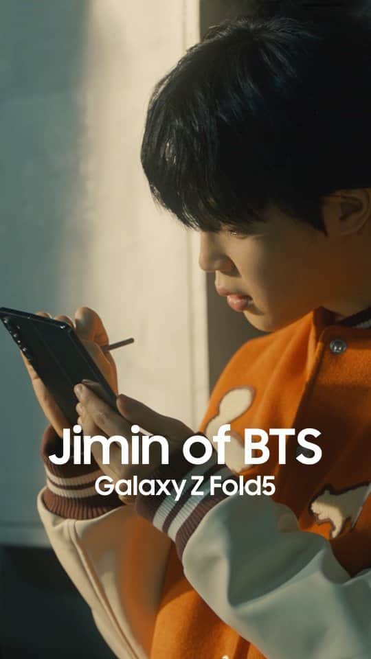 Samsung Mobileのインスタグラム：「Watch the full video of artist #Jimin of @bts.bighitofficial drawing a cute model on his #GalaxyZFold5 with the S Pen on our YouTube channel ✍️🐶 #GalaxyxJimin #JoinTheFlipSide  Learn more: samsung.com」