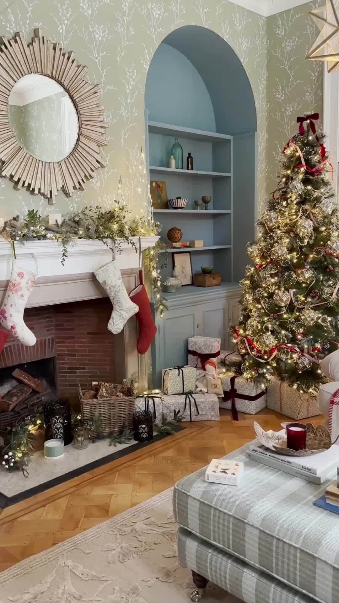 ローラアシュレイのインスタグラム：「The countdown begins: 100 days until Christmas! Start preparing in time for the festive season. Whether it's stocking fillers, gift ideas or festive tablescape inspiration you need, keep a close eye for all things Christmas at Laura Ashley.」