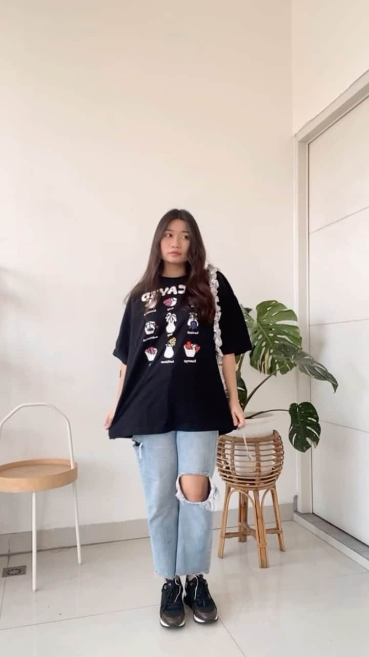 ソニア・ナタリアのインスタグラム：「How i style oversized t-shirt 🖤」