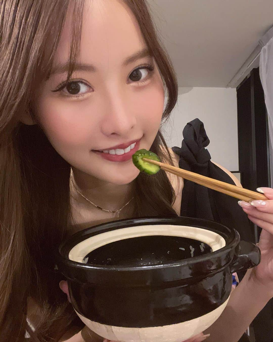 あのんのインスタグラム：「今日は手作りご飯作りました🍚✨ 土鍋を買ってラブストックで発売してるお米（つや姫）とお漬物（近為）で夜ごはん、、🍽 お漬物は京都のお味なので濃すぎずちゃんと付いていてめちゃ美味しかったです🤭 お米も🌾甘くてちょー美味しい♡ このお米が食べたくて土鍋かって自炊始めたのっŧ‹”ŧ‹”( ‘ч’ )ŧ‹”ŧ‹”   #ラブストック  #漬物 #お米 #夜ご飯  #レシピ  #土鍋 #手作り  #ご飯  #dinner  #ディナー  #あのん #きゅうり #キュウカンバー #京都 #🥒」