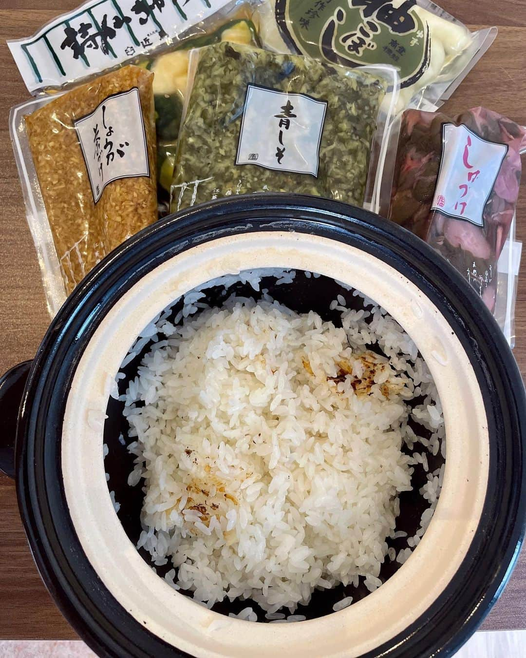 あのんさんのインスタグラム写真 - (あのんInstagram)「今日は手作りご飯作りました🍚✨ 土鍋を買ってラブストックで発売してるお米（つや姫）とお漬物（近為）で夜ごはん、、🍽 お漬物は京都のお味なので濃すぎずちゃんと付いていてめちゃ美味しかったです🤭 お米も🌾甘くてちょー美味しい♡ このお米が食べたくて土鍋かって自炊始めたのっŧ‹”ŧ‹”( ‘ч’ )ŧ‹”ŧ‹”   #ラブストック  #漬物 #お米 #夜ご飯  #レシピ  #土鍋 #手作り  #ご飯  #dinner  #ディナー  #あのん #きゅうり #キュウカンバー #京都 #🥒」9月16日 19時53分 - anon_551