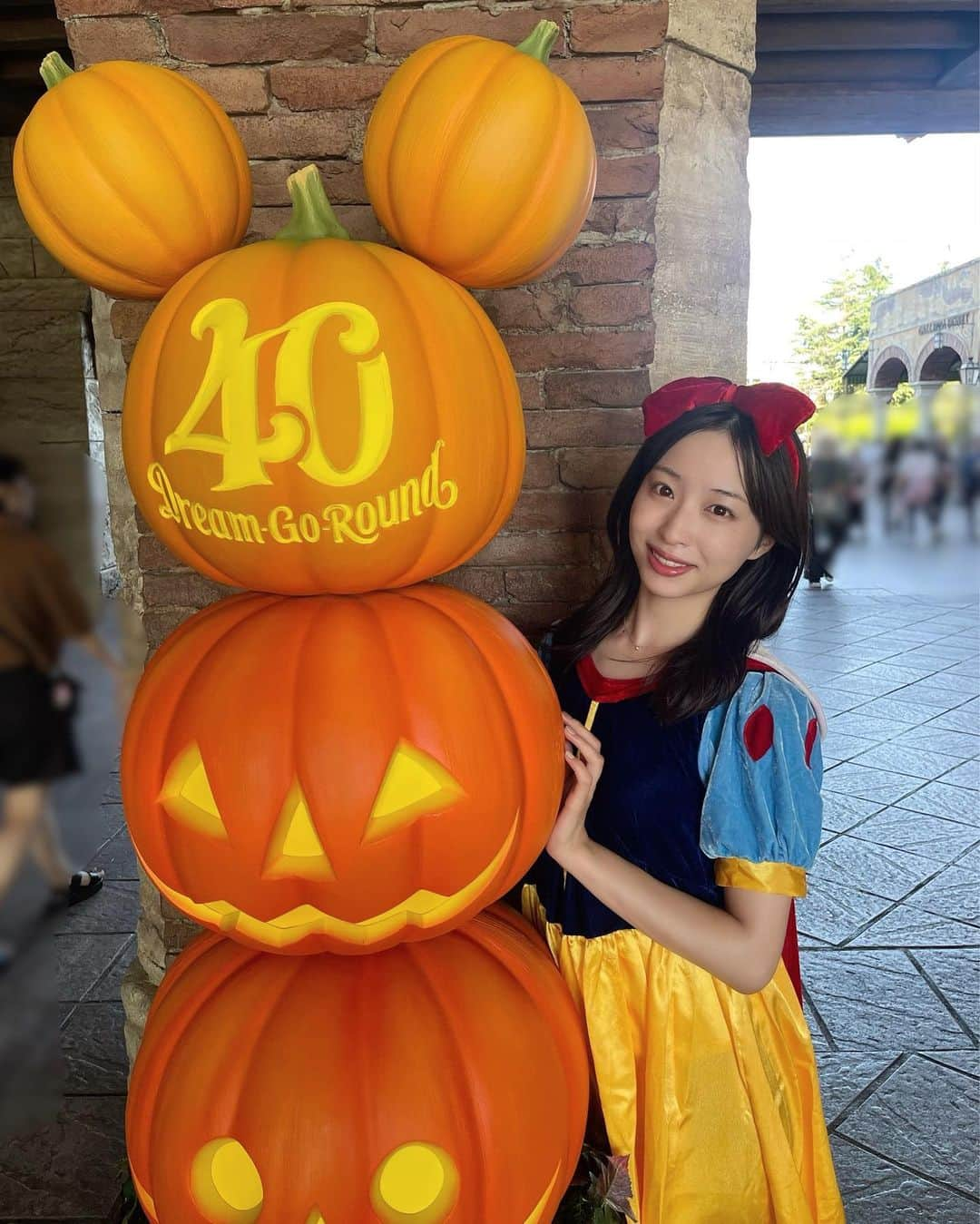 林佑香さんのインスタグラム写真 - (林佑香Instagram)「ディズニーハロウィン🎃  今年は白雪姫の仮装をして参加しました🍎  仮装は幼少期ぶり。 小さい頃プリンセスに憧れて、コスチュームを着てパークに遊びに行っていたので、なんだか懐かしい気持ちになりました🤣  ディズニーハロウィンのドキドキワクワクする雰囲気が大好きです！また行きたいと思います👻」9月16日 20時08分 - yuka.hayashi_