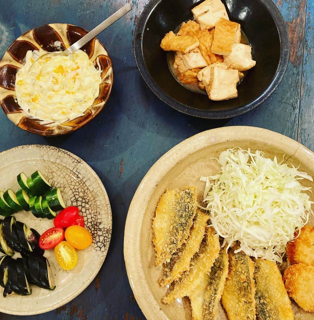 井上荒野のインスタグラム：「鯵＆ホタテフライでタルタル欲を満たす！ プチトマト、ぬか漬けにするとおいしいと聞いてやってみたら、漬け時間が短かったのかふつうにトマトとしておいしかった😅ズッキーニぬか漬けは最強。」