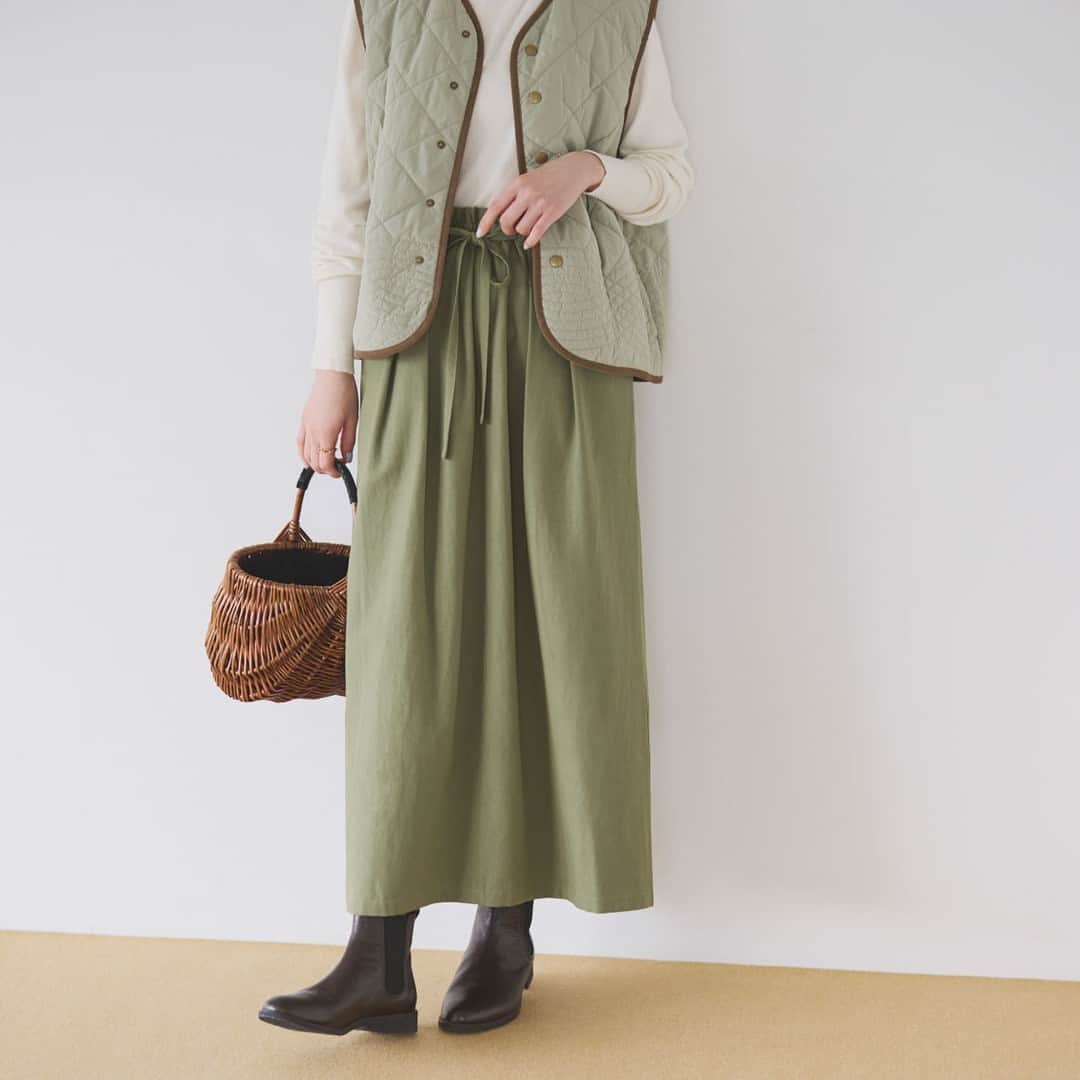 北欧、暮らしの道具店さんのインスタグラム写真 - (北欧、暮らしの道具店Instagram)「あたたかいペチコート付きだから １年中着回せるデイリースカートができました  - - - - - - - - - - - - - - - - - 今回ご紹介する新商品は、 年中着られるウエストゴムのスカート。  これから秋が深まり肌寒くなったときでも スカートを着たい、 という気持ちを大切にできるような アイテムを作りました。  別々に使える裏起毛のあたたかいペチコートを セットでお届け。  春から秋はそのまま1枚で 寒くなったらペチコートを足して暖かく。 しっかり防寒しながら、おしゃれも楽しめます。  広がり過ぎないシルエットだからコーデも悩みにくく、 どんなトップスもおおらかに受け止めてくれますよ。  オーバーサイズのニットを、 ラフにだぼっと着ても大丈夫◎  コンパクトなトップスを合わせると、 スタイルよくきちんとした印象に。  ウエストは楽ちんなゴム仕様。 サイズはリボンで調整していただけます。 このリボン、ウエストインしたときも ポイントになって可愛いんですよ。  お色は、 とにかく合わせやすいダークネイビーと、 華やかさとあたたかみのあるオリーブグリーン の２色展開。  これからの季節、 一着あると重宝するアイテムです◎ . ーーー 掲載のアイテムはこちら▼ ーーー . ☑︎年中着られるウエストゴムのスカート（裏起毛ペチコート付き ） .. ※ ただいま、商品合計税込5,000円以上をご注文で、 送料が無料になるキャンペーンを開催中！  9月14日AM09:00から9月22日AM10:00までのご注文が対象です。 . 🎁「クラシ手帳2024」プレゼントキャンペーン実施中！お買いものいただいた方に、当店オリジナルの手帳を無料でお届けいたします。 . ▶︎ プロフィールのリンクから、お値段・サイズなど詳しい情報をご覧いただけますよ。→@hokuoh_kurashi . #KURASHIandTripsPUBLISHING#スカート#ペチコート#fashion#ファッション#秋服#秋コーデ#coodinate #コーディネート#お買い物#お買いもの#シンプル#シンプルライフ#シンプルデザイン#暮らしを楽しむ#日々の暮らし#北欧#暮らし#北欧暮らしの道具店」9月16日 20時01分 - hokuoh_kurashi