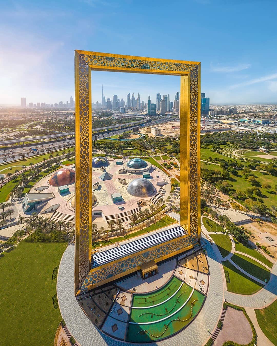 エミレーツ航空さんのインスタグラム写真 - (エミレーツ航空Instagram)「Picture perfect memories are never in short supply at Dubai Frame. 🖼️  📸 @lostmagpie」9月16日 20時00分 - emirates
