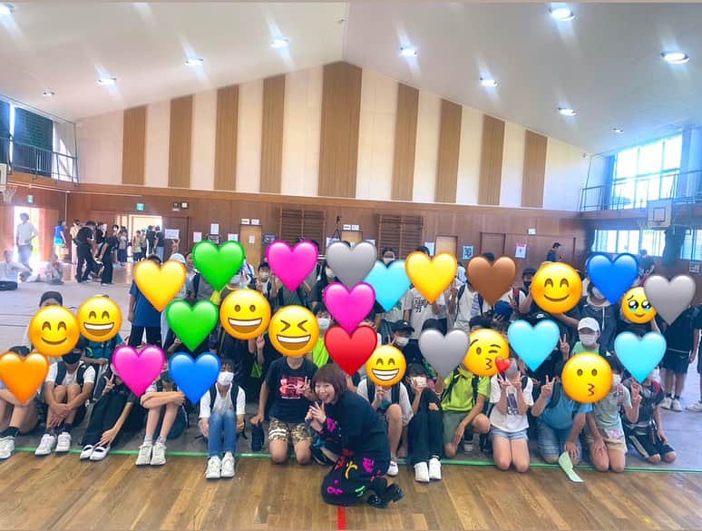 小出真保のインスタグラム：「母校🏫 中塩田小学校150周年🎊㊗️  司会をつとめさせていただきました。感動的でした。120周年ときに生徒だったわたし。まさか30年後司会してるなんてね。  とてもとても😀しあわせなことなんだなとこの瞬間にかみしめます。  子供たちは本当に可愛い。小学校時代を大切に。いつまでもすくすく✨楽しく巣立っていってね✨」