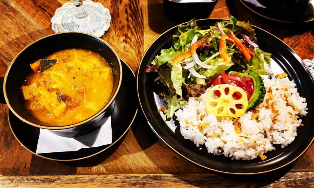 のインスタグラム：「馬場君(高校の同級生)のカフェブランカに再びやってきた。今夜はサンバルカレー。豆と野菜を煮込んだスパイシーなスープカレー。美味しい！馬場・中野・河合の落ちこぼれ3人組はまだまだ元気。  #サンバルカレー #_Kafe Blanka_ #流山おおたかの森  https://blanka.cafe/」