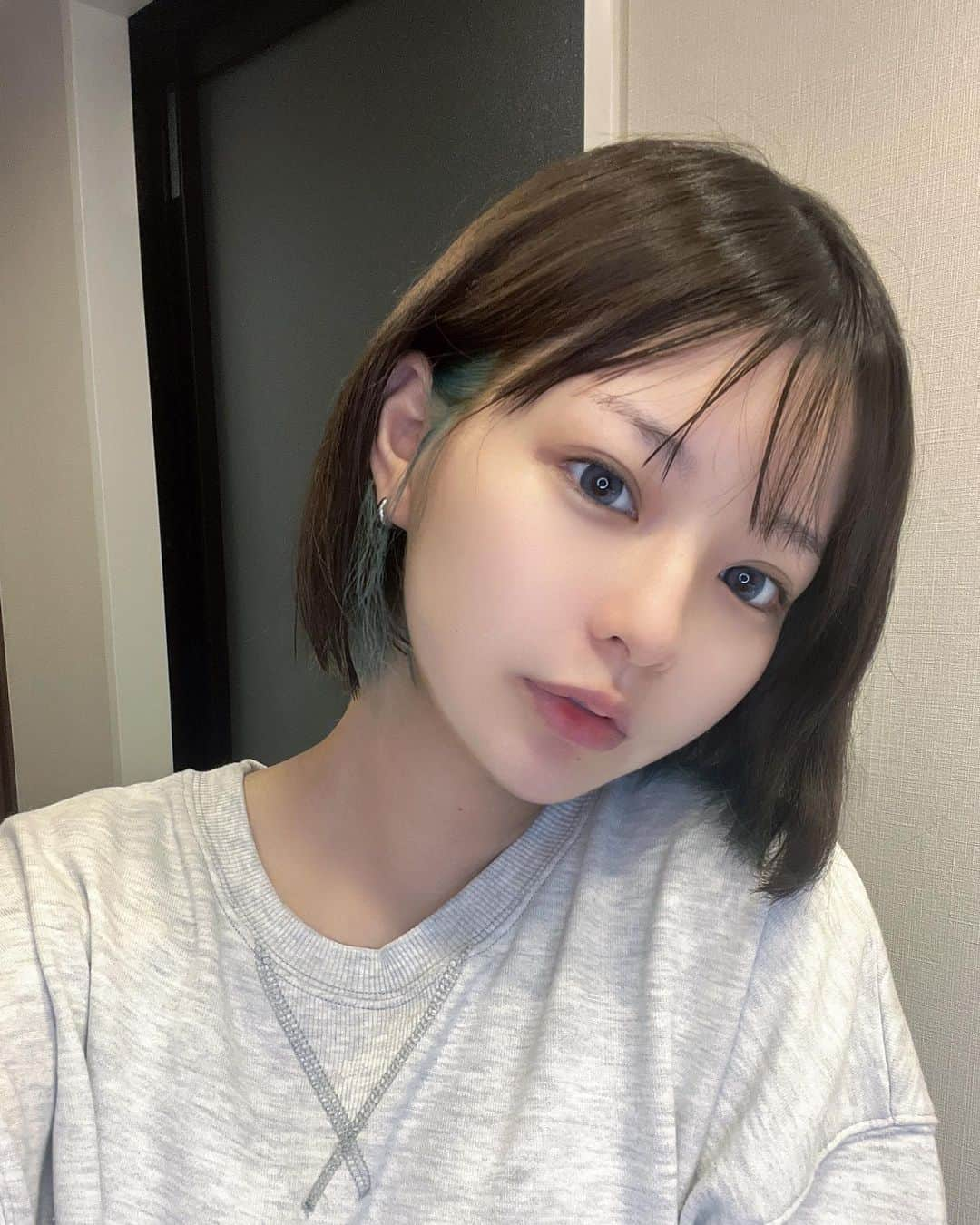 sarimaru(国木田さりまる)さんのインスタグラム写真 - (sarimaru(国木田さりまる)Instagram)「すっぴん投稿失礼します🫣  肌ケアについて質問がよく来るから、最近使ってるスキンケアアイテムを紹介するよ✌︎  【全国にサロンを展開する老舗メーカーから発売された毛穴ケアパック】  緑は部分用のクレイパックで毛穴・小鼻もすっきり!  ピンクは洗顔料・パック・マッサージクリーム、1つで3役のスクラブパック　  ２種類とも合成着色料・エタノール不使用なのが💐 洗い上がりのなめらかな肌はすっきりするし、良い香りがしてリラックスするから日ごとに使い分けるのが楽しい🫧 ロフトやPLAZAなどで買えるから、みんなも試してみてね🧚🏻 -----------------------  #すっぴん女子 #スリール #CBON #LLL #ジェンダーレスコスメ #毛穴ケア」9月16日 20時05分 - pika.870