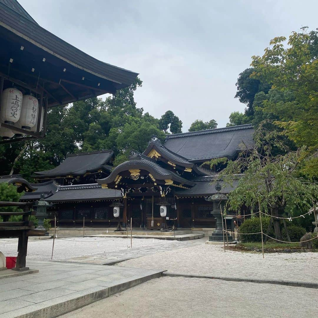 服部円さんのインスタグラム写真 - (服部円Instagram)「やっといけた今宮神社のあぶり餅対決！左右に構える2店をはしごしました。個人的には、あっさり「いち和」派かな〜どっちも美味しいかったけど😋あと神社のこどもおみくじがよかったです⛩️  #今宮神社  #あぶり餅  #いち和  #かざりや #服部京都飯」9月16日 20時06分 - madokahattori