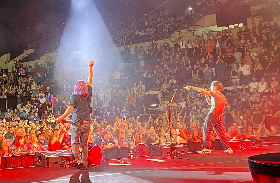 グー・グー・ドールズのインスタグラム：「A great crowd and a badass GGDS nacho cheese dispenser at MetraPark First Interstate Arena in Billings, MT!!!」