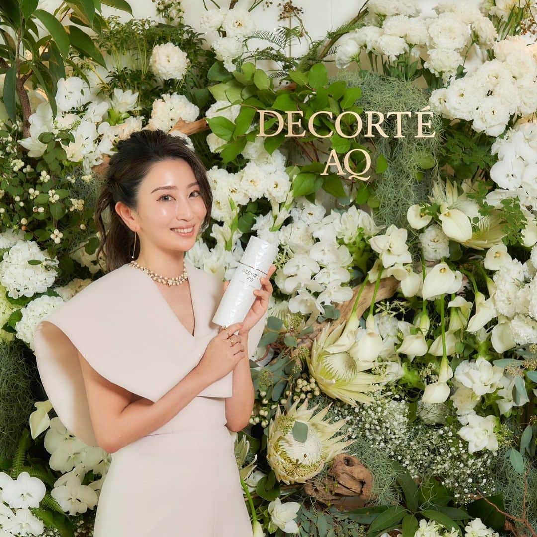 木嶋真優のインスタグラム：「コスメデコルテの最高級ライン「AQ」。 美しい肌の関係＝幸せシグナル美容に着目し進化を遂げた新製品を素敵な空間で体験してきました🍀  歳を重ねると肌悩みが増えてきたり　 心が揺らいだりする日が多くなったりしますが、 幸せホルモン「オキシトシン」が肌の再生(美肌)に関係していたという新知見に驚きました。 コンサートで旅が多い私にとって音楽に加えて、 幸せホルモンを活性化させてポジティブな生き方と幸福感に満たされた肌になるって理想な歳の重ね方ですよね✨  「AQ」の中でも「ツヤ出し先行乳液」は乗せた瞬間に すべて入ってしまうほどなじみが高くて、 実際に比べてみたらその後に乗せた化粧水のなじみの 違いに感動😌 忙しい日は先行乳液と化粧水2品だけでも もっちり、ふっくらした発光するようなツヤ肌になれるのが嬉しいアイテムです🙌  「金香木」の香りが心を優しくほぐしてくれて これで１日の終わりもリラックスして、音楽を聞くように 心もデトックスしながらスキンケアできそう。 やわらかい包み込まれるようなテクスチャーもすごく心地が良くて朝晩大切に肌と心のケアをしたい！と スキンケアが楽しみになりました💛 皆さんも是非お試しください🙋‍♀️ @decorte_official  #DECORTEAQ #コスメデコルテ  #ツヤ出し先行乳液 #幸せシグナル美容 #PR #beauty」