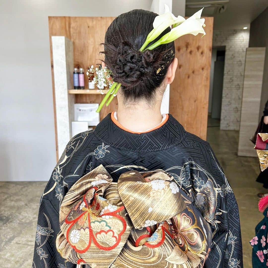Akinori Shimizuのインスタグラム：「2do-arrange.  arrange&dressing by @otani_shihomi_hair   ヘアセット&着付け ¥14,300  早朝や時間外のご予約は お電話にてお問い合わせ下さい。  2do(ニド)  〒433-8123  静岡県浜松市中区幸4丁目18-19 1F TEL 053-522-8056 定休日 毎週月曜日、第3日曜日 営業時間  平日 10:00〜19:00 　　　　(カット最終受付18:00)  土日祝 9:00〜18:00 　　　　(カット最終受付17:00) 駐車場 6台あり  #浜松ヘアアレンジ #浜松美容室 #浜松ヘアサロン #浜松カラー #2do」