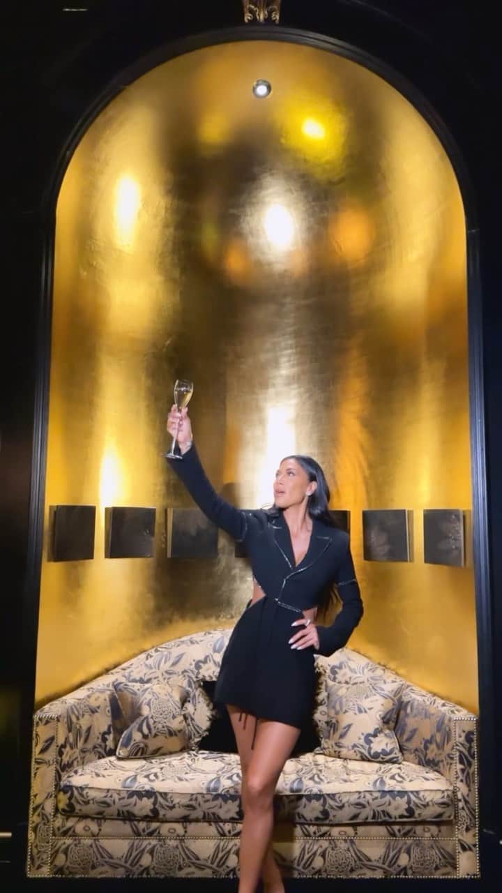 ニコール・シャージンガーのインスタグラム：「Whatever you do in this life, don’t be basic… shine bright hunny ✨☀️✨」