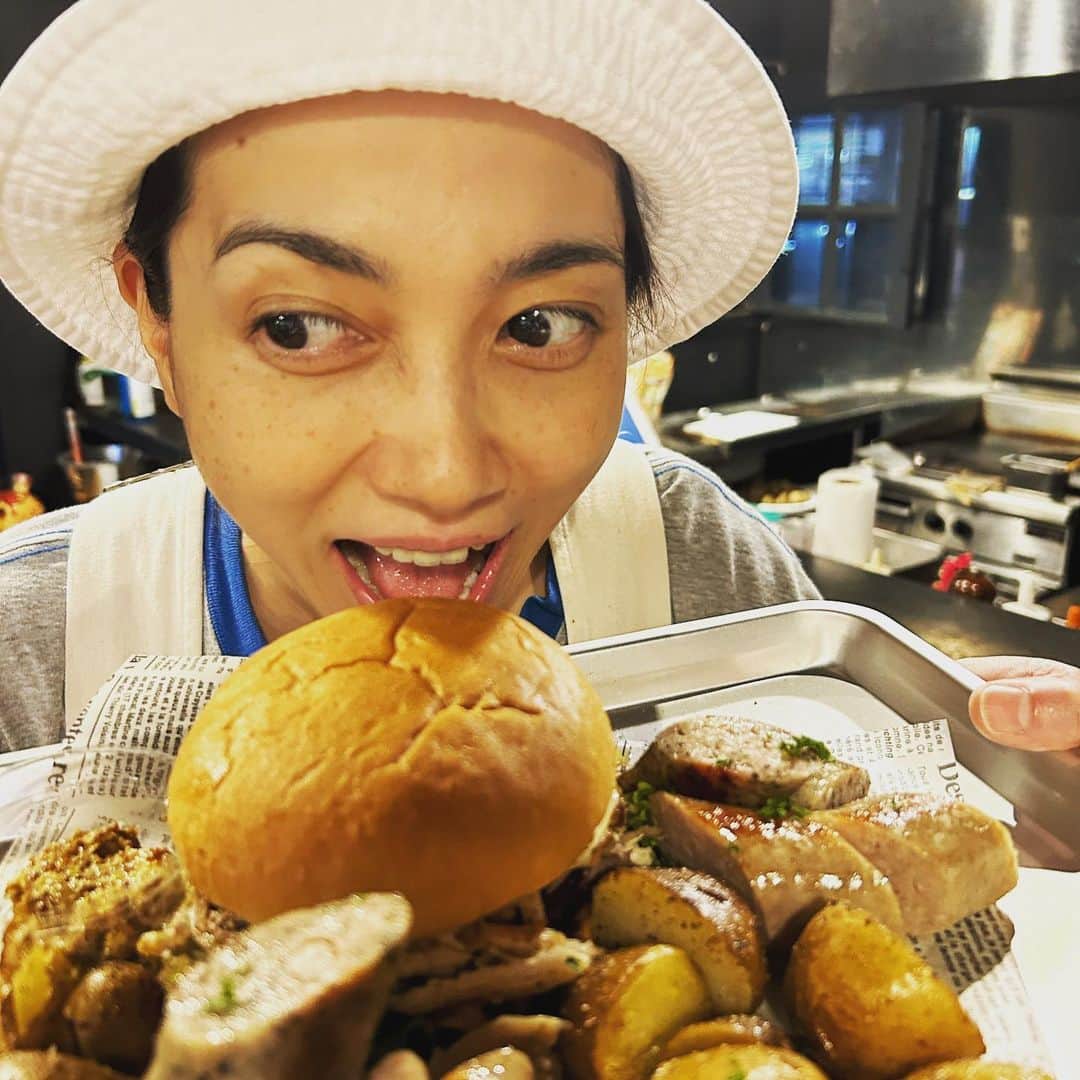 横尾初喜さんのインスタグラム写真 - (横尾初喜Instagram)「新メニューのバーガーが美味すぎました！！ 1周年おめでとーございます！！！  #encinitas  #1周年  #エンクミ  #遠藤久美子」9月16日 20時13分 - hatsukiyokoo