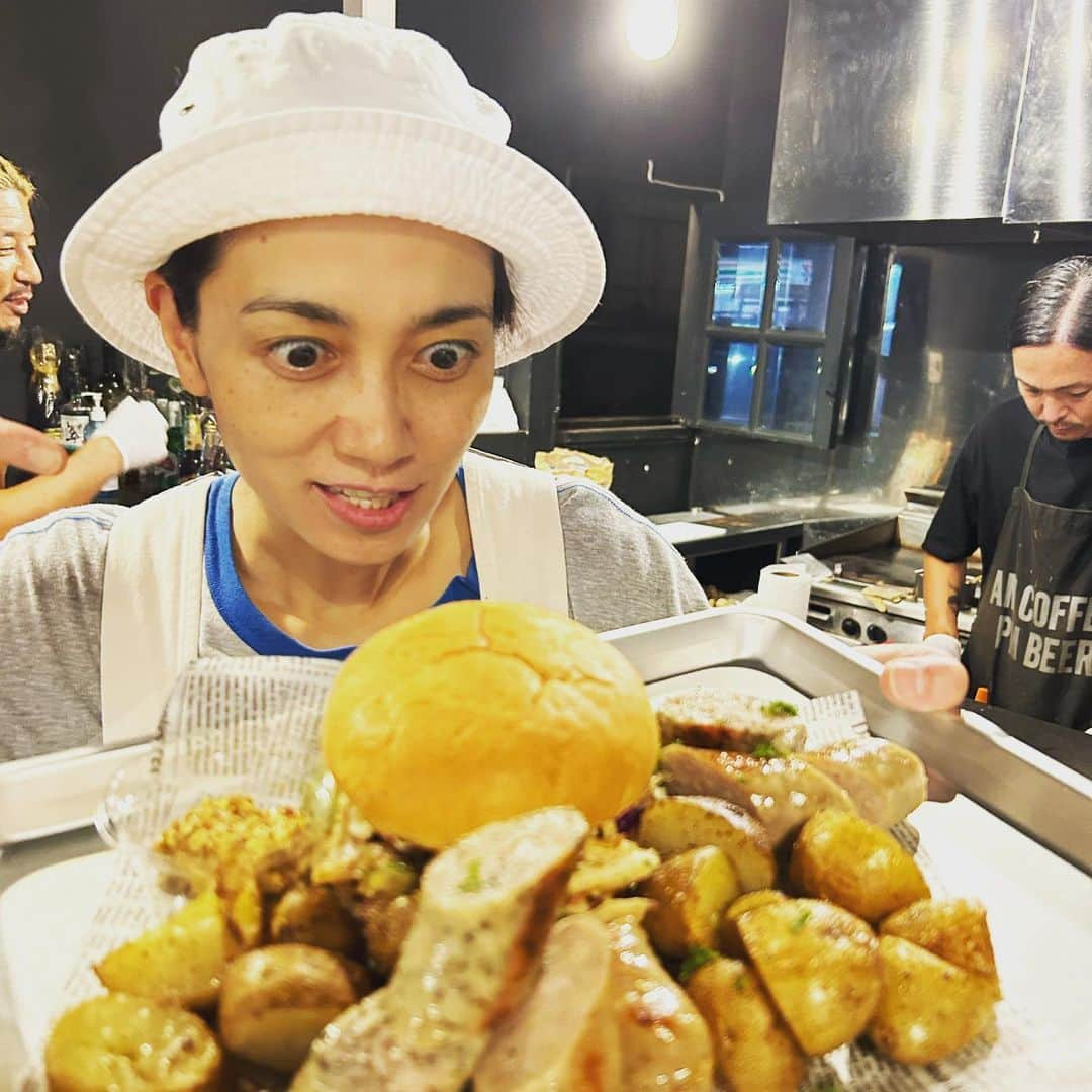 横尾初喜さんのインスタグラム写真 - (横尾初喜Instagram)「新メニューのバーガーが美味すぎました！！ 1周年おめでとーございます！！！  #encinitas  #1周年  #エンクミ  #遠藤久美子」9月16日 20時13分 - hatsukiyokoo