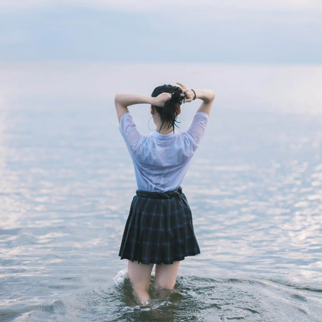 あれれんのインスタグラム：「制服と夏 #カメラ#カメラ女子#ミラーレス#富士フィルム#フジフィルム#写真好きな人と繋がりたい#写真撮ってる人と繋がりたい#フィルムシュミレーション#クラシックネガ#ポートレート#ポートレート女子#ポトレ#ポートレートしま専科#ポートレート撮影#海#制服#女子高生#instagood#instagramjapan#camera#team_jp_東#team_jp_#ig_photo#ig_photooftheday#phototag_it#portrait#fujifilm#gfx50sii#gf80mmf17#jk」