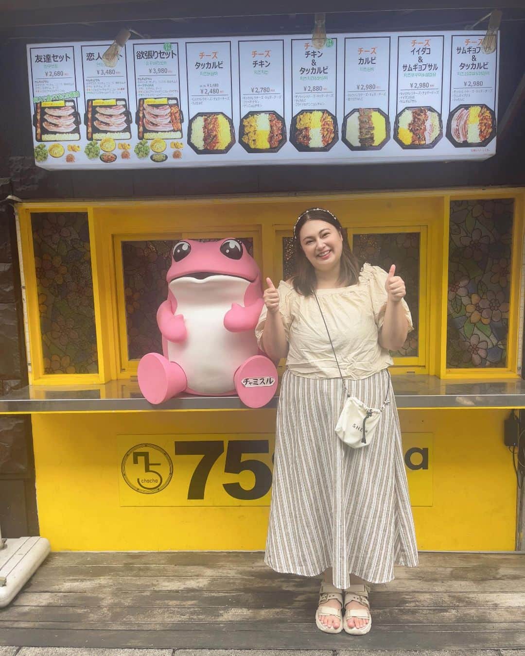 大橋ミチ子のインスタグラム：「Hello〜🐸💗  この間、新大久保に行ってきました😍 写真は、その時の🤣 🐸さんと📷パシャ。  最近、よく思うことをみんなにシェア😊  美味しいご飯が食べられるって 本当に幸せだなあって思うから よく、美味しいご飯食べた時とか 幸せ〜って言うんだけど  つくづく本当に本当に本当に 幸せだなあって思う。  だってさ、そもそも生まれてきただけでも凄くて しかも、その生まれてきたところが日本で 日本って、水も簡単にのめちゃうし ご飯も本当に美味しいし その美味しいご飯が食べられる環境があるって、、、  感謝だなあって思う🥲。  そう思ったら 例えば、家に帰ってご飯とふりかけしかなかったとして  ご飯とふりかけしかない。って思うのか それともご飯とふりかけがあるって思うかで  人生の幸福度も変わるよなあって思う。  私は、今いる環境だったり 小さいことに感謝して、生きていこうと思う✨ これからも🥰  Good Night🌙💗  #新大久保　#韓国　#日記」