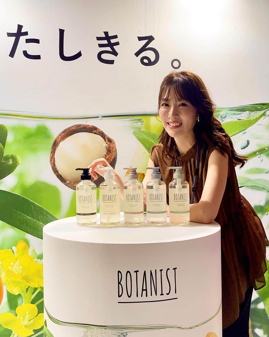 のインスタグラム：「渋谷駅に【巨大髪タワー】出現⁈✨✨ 『BOTANIST HAIR CHECK GARDEN』@渋谷スクランブルスクエア  BOTANISTの商品お披露目に加え 会場では、毛髪診断士監修の髪の空洞化リスク診断を実施。  会場中央に立つ巨大タワー内にて 診断結果がプロジェクションマッピングによって 映像で映し出される！ 空洞化レベルを知ることができる&ボタニカルな世界に没入できる空間に💕💕  ＊髪の空洞化とは  キューティクルが損傷し髪の内部のタンパク質や脂質がシャンプーのたびに流れ出やすくなり、 毛髪内部が損傷し空洞が多くなるという現象で  髪ダメージが進行すると、髪を触った際に極度のパサつきやちぢれ感があり、指を通したときに 髪が切れてしまうこともあり ツヤがなくなったり、ヘアカラーの美しさに影響がでたり、ハリや弾力のなさからスタイリングのがしにくくなってしまう状態  😚㊗️実際に毛髪診断頂いた結果 頭皮の状態良し 綺麗にケアがされているって言ってもらえて 嬉しくなったよ♡♡  イベントでは 🎁来場者プレゼント ・ボタニカルシャンプー・トリートメントのお試しサンプル ・髪の空洞化リスク診断を体験された方先着でオリジナルドリンクをプレゼント  期間:9月16日（土）17日(日) 10:00～12:00、14：00～20:00　 場所：渋谷スクランブルスクエア アーバン・コアスペース（東京都渋谷区渋谷2丁目24−12）  ぜひお時間ある方は 遊びに行ってみて下さいね❤️  #BOTANIST#ボタニカル#ボタニスト＃髪の空洞化#毛髪#毛髪診断#ボタニカルシャンプートリートメント #ヘアケア#pr#instagram #instagood #instahair」