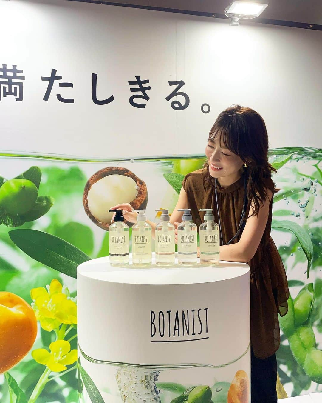 梅野舞さんのインスタグラム写真 - (梅野舞Instagram)「渋谷駅に【巨大髪タワー】出現⁈✨✨ 『BOTANIST HAIR CHECK GARDEN』@渋谷スクランブルスクエア  BOTANISTの商品お披露目に加え 会場では、毛髪診断士監修の髪の空洞化リスク診断を実施。  会場中央に立つ巨大タワー内にて 診断結果がプロジェクションマッピングによって 映像で映し出される！ 空洞化レベルを知ることができる&ボタニカルな世界に没入できる空間に💕💕  ＊髪の空洞化とは  キューティクルが損傷し髪の内部のタンパク質や脂質がシャンプーのたびに流れ出やすくなり、 毛髪内部が損傷し空洞が多くなるという現象で  髪ダメージが進行すると、髪を触った際に極度のパサつきやちぢれ感があり、指を通したときに 髪が切れてしまうこともあり ツヤがなくなったり、ヘアカラーの美しさに影響がでたり、ハリや弾力のなさからスタイリングのがしにくくなってしまう状態  😚㊗️実際に毛髪診断頂いた結果 頭皮の状態良し 綺麗にケアがされているって言ってもらえて 嬉しくなったよ♡♡  イベントでは 🎁来場者プレゼント ・ボタニカルシャンプー・トリートメントのお試しサンプル ・髪の空洞化リスク診断を体験された方先着でオリジナルドリンクをプレゼント  期間:9月16日（土）17日(日) 10:00～12:00、14：00～20:00　 場所：渋谷スクランブルスクエア アーバン・コアスペース（東京都渋谷区渋谷2丁目24−12）  ぜひお時間ある方は 遊びに行ってみて下さいね❤️  #BOTANIST#ボタニカル#ボタニスト＃髪の空洞化#毛髪#毛髪診断#ボタニカルシャンプートリートメント #ヘアケア#pr#instagram #instagood #instahair」9月16日 20時15分 - mai.umeno