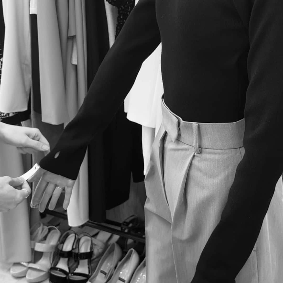デュラスアンビエントさんのインスタグラム写真 - (デュラスアンビエントInstagram)「𝐀𝐌𝐁𝐈𝐄𝐍𝐓 × 𝐊𝐄𝐈𝐂𝐀 𝐍𝐀𝐊𝐀𝐒𝐇𝐈𝐌𝐀 𝟤𝟢𝟤𝟥 𝖠/𝖶 𝖲𝖯𝖤𝖢𝖨𝖠𝖫 𝖢𝖮𝖫𝖫𝖠𝖡𝖮𝖱𝖠𝖳𝖨𝖮𝖭 𝖵𝖮𝖫.𝟣  #バックオープンニットボディスーツ <Ivory, Dark brown, Black> 【9/29(FRI)20:00-】  coming soon…  ＿＿＿＿＿＿＿＿＿＿＿ ✔︎ @ambient_styling #AMBIENT #ambient_official #ambientstyle #アンビエント #23aw #中島ケイカ」9月16日 20時25分 - ambientofficial