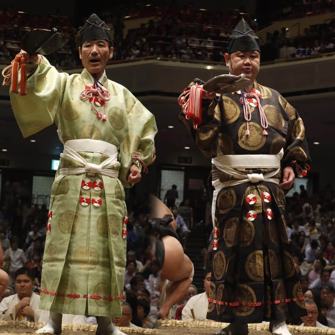 日本相撲協会さんのインスタグラム写真 - (日本相撲協会Instagram)「大相撲九月場所七日目！ 幕内は1敗に髙安と再入幕の熱海富士。 2敗には8人の力士が並ぶ。 十両唯一の初日からの7連勝は新十両の大の里。続く1敗は一山本。  本日は行司特集です。 色鮮やかな装束や土俵上での所作にも是非ご注目下さい。  @sumokyokai  #大相撲 #sumo #相撲 #力士 #お相撲さん #japanphoto #sumowrestlers #japanculture #満員御礼 #国技館 #両国国技館 #九月場所 #式守伊之助 #木村玉治郎 #木村容堂 #木村庄太郎 #木村晃之助 #木村寿之介 #式守勘太夫 #木村元基 #木村秋治郎 #式守錦太夫 #木村銀治郎 #木村要之助 #式守鬼一郎 #木村朝之助」9月16日 20時18分 - sumokyokai