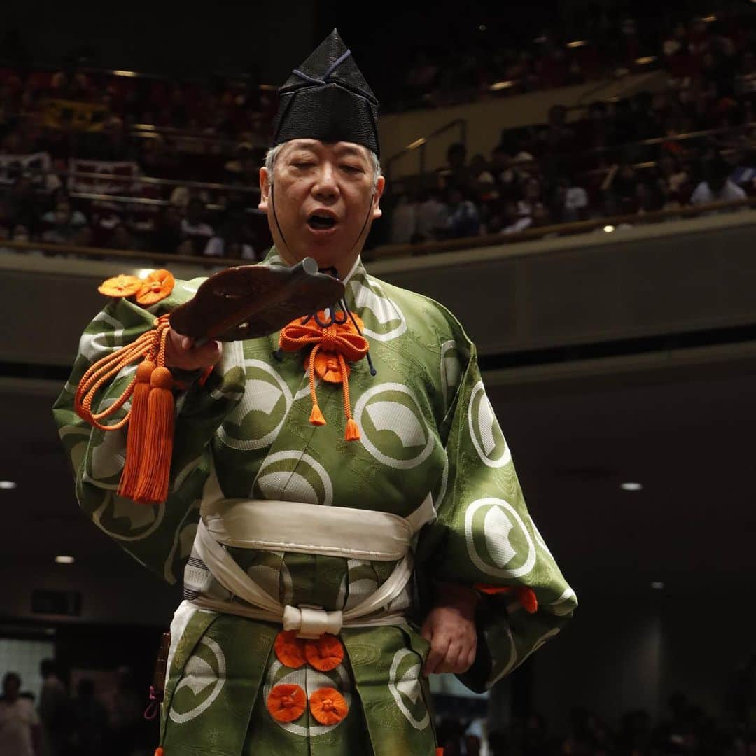 日本相撲協会さんのインスタグラム写真 - (日本相撲協会Instagram)「大相撲九月場所七日目！ 幕内は1敗に髙安と再入幕の熱海富士。 2敗には8人の力士が並ぶ。 十両唯一の初日からの7連勝は新十両の大の里。続く1敗は一山本。  本日は行司特集です。 色鮮やかな装束や土俵上での所作にも是非ご注目下さい。  @sumokyokai  #大相撲 #sumo #相撲 #力士 #お相撲さん #japanphoto #sumowrestlers #japanculture #満員御礼 #国技館 #両国国技館 #九月場所 #式守伊之助 #木村玉治郎 #木村容堂 #木村庄太郎 #木村晃之助 #木村寿之介 #式守勘太夫 #木村元基 #木村秋治郎 #式守錦太夫 #木村銀治郎 #木村要之助 #式守鬼一郎 #木村朝之助」9月16日 20時18分 - sumokyokai