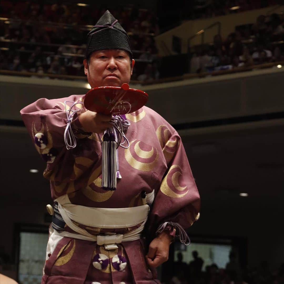 日本相撲協会さんのインスタグラム写真 - (日本相撲協会Instagram)「大相撲九月場所七日目！ 幕内は1敗に髙安と再入幕の熱海富士。 2敗には8人の力士が並ぶ。 十両唯一の初日からの7連勝は新十両の大の里。続く1敗は一山本。  本日は行司特集です。 色鮮やかな装束や土俵上での所作にも是非ご注目下さい。  @sumokyokai  #大相撲 #sumo #相撲 #力士 #お相撲さん #japanphoto #sumowrestlers #japanculture #満員御礼 #国技館 #両国国技館 #九月場所 #式守伊之助 #木村玉治郎 #木村容堂 #木村庄太郎 #木村晃之助 #木村寿之介 #式守勘太夫 #木村元基 #木村秋治郎 #式守錦太夫 #木村銀治郎 #木村要之助 #式守鬼一郎 #木村朝之助」9月16日 20時18分 - sumokyokai