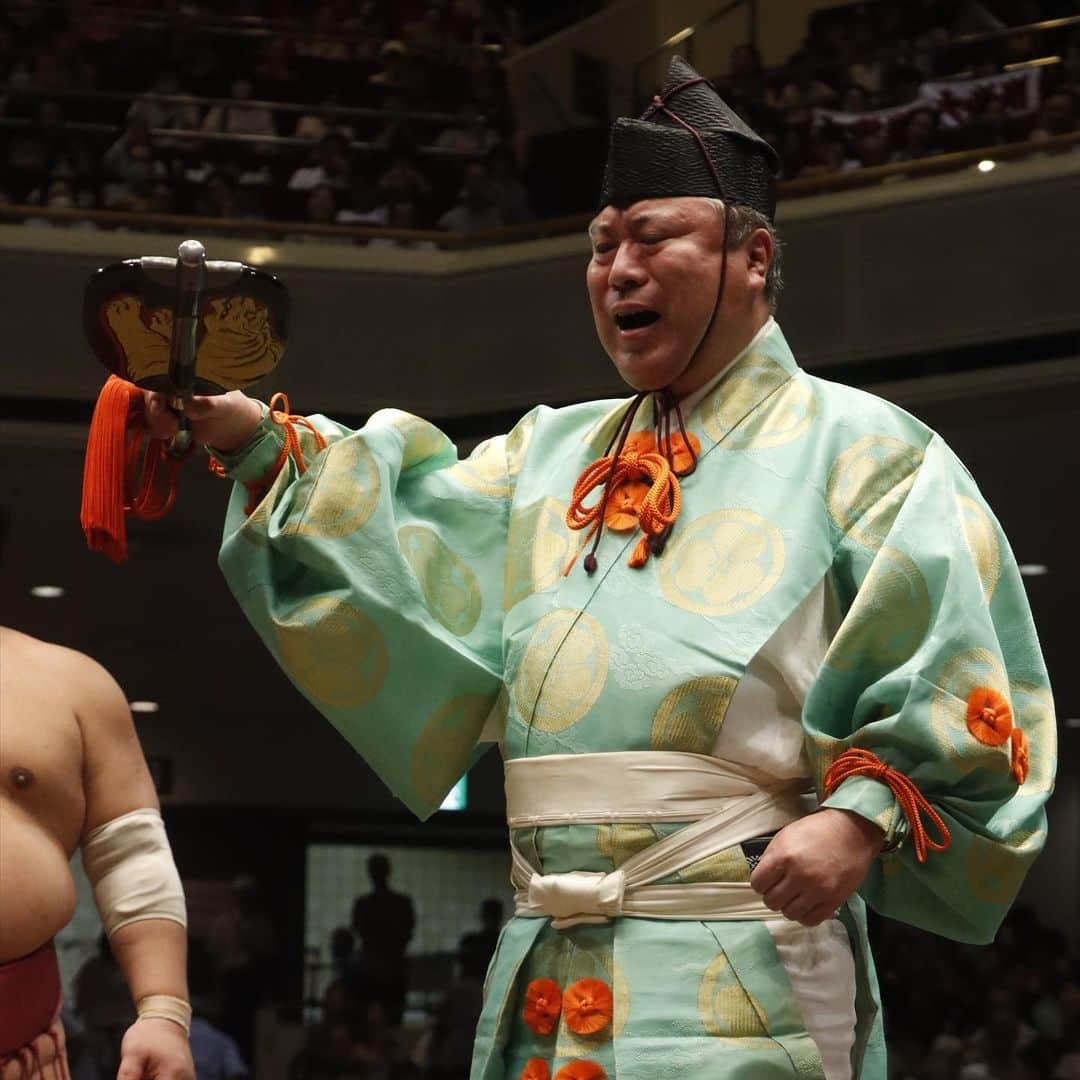 日本相撲協会さんのインスタグラム写真 - (日本相撲協会Instagram)「大相撲九月場所七日目！ 幕内は1敗に髙安と再入幕の熱海富士。 2敗には8人の力士が並ぶ。 十両唯一の初日からの7連勝は新十両の大の里。続く1敗は一山本。  本日は行司特集です。 色鮮やかな装束や土俵上での所作にも是非ご注目下さい。  @sumokyokai  #大相撲 #sumo #相撲 #力士 #お相撲さん #japanphoto #sumowrestlers #japanculture #満員御礼 #国技館 #両国国技館 #九月場所 #式守伊之助 #木村玉治郎 #木村容堂 #木村庄太郎 #木村晃之助 #木村寿之介 #式守勘太夫 #木村元基 #木村秋治郎 #式守錦太夫 #木村銀治郎 #木村要之助 #式守鬼一郎 #木村朝之助」9月16日 20時18分 - sumokyokai