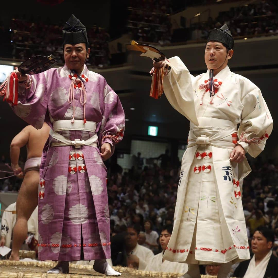 日本相撲協会さんのインスタグラム写真 - (日本相撲協会Instagram)「大相撲九月場所七日目！ 幕内は1敗に髙安と再入幕の熱海富士。 2敗には8人の力士が並ぶ。 十両唯一の初日からの7連勝は新十両の大の里。続く1敗は一山本。  本日は行司特集です。 色鮮やかな装束や土俵上での所作にも是非ご注目下さい。  @sumokyokai  #大相撲 #sumo #相撲 #力士 #お相撲さん #japanphoto #sumowrestlers #japanculture #満員御礼 #国技館 #両国国技館 #九月場所 #式守伊之助 #木村玉治郎 #木村容堂 #木村庄太郎 #木村晃之助 #木村寿之介 #式守勘太夫 #木村元基 #木村秋治郎 #式守錦太夫 #木村銀治郎 #木村要之助 #式守鬼一郎 #木村朝之助」9月16日 20時18分 - sumokyokai