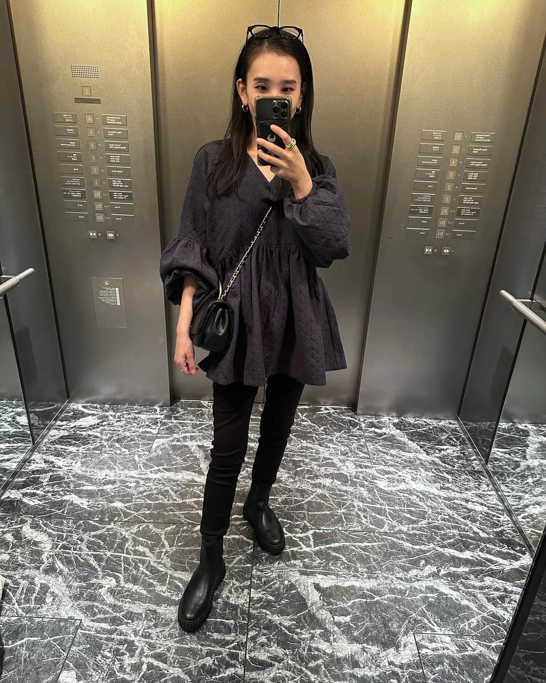 鈴木詩織のインスタグラム：「スキニーデニムに合わせたかった @clarksshoes のショートブーツ🤍  ソールにボリュームがあるので脚長に見えるし、なのに軽くて歩きやすかった🙆🏻‍♀️  合わせてるのは @meri.onlinestore のチュニック新色ネイビーです☁️✨  ⁡  ⁡  #shiorin_styling#clarks#クラークス#Torhill#meri#ミリコのミリ活」