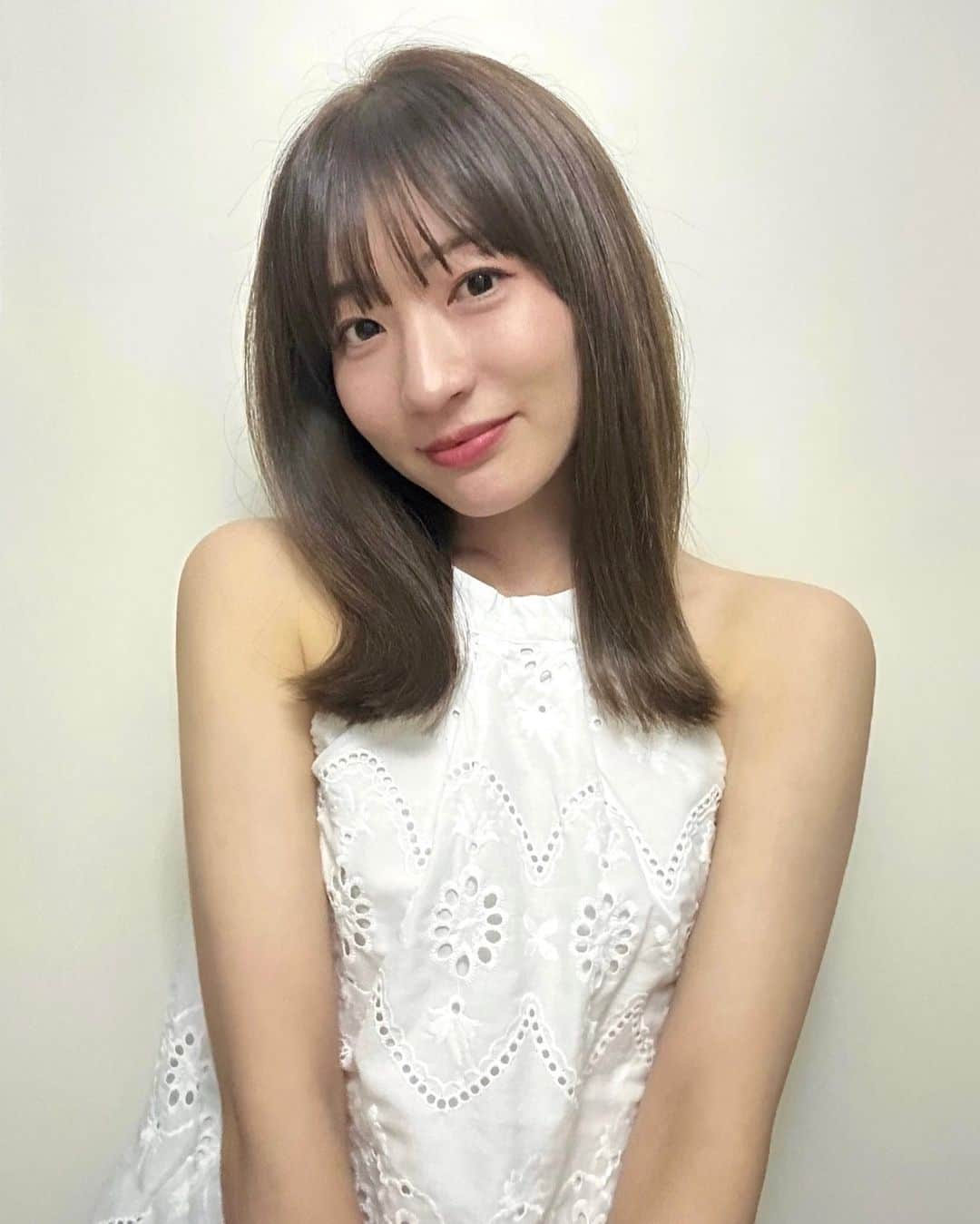 北川彩のインスタグラム：「. 短く切って結構明るめにしてもらいました✂︎ 次はもう少しバッサリいってみたい！  #ヘアスタイル #ミディアムヘア #セミロング #ホルターネック #表参道美容室」