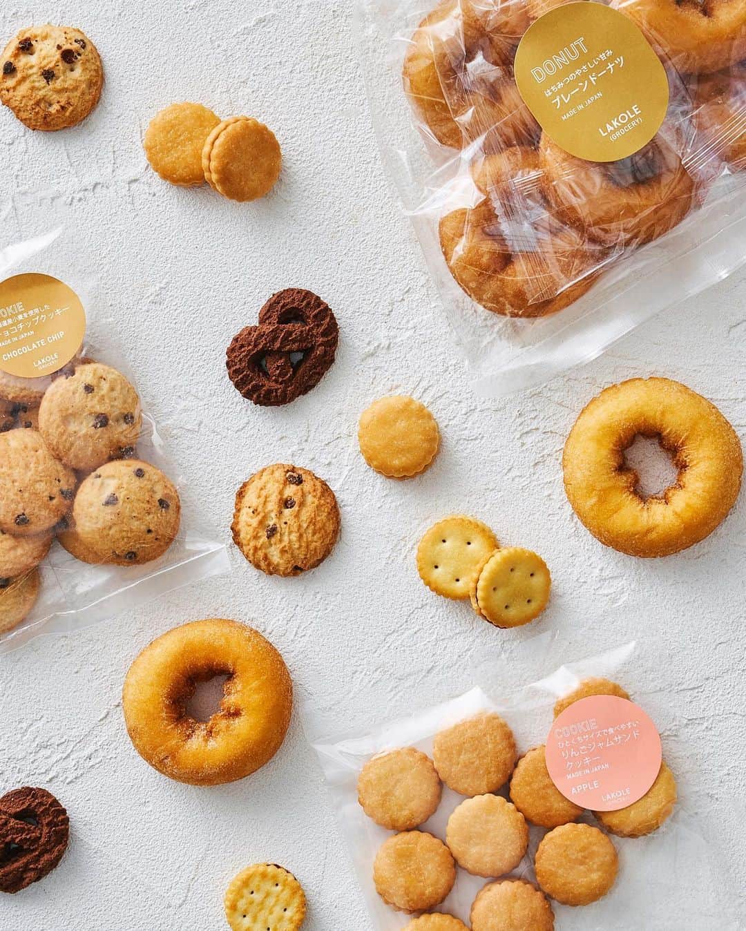 LAKOLE / ラコレさんのインスタグラム写真 - (LAKOLE / ラコレInstagram)「. #LAKOLE_GROCERY 国産小麦を使用したクッキーや、軽い食感のクッキーにやさしい甘さのり んごジャムを挟んだサンドクッキー。 食べやすいサイズ感のドーナツは、シェアしやすい個包装。 人気の洋菓子シリーズです。 ⁡ ✔︎ クッキー　¥194(tax in) ✔︎ ジャムサンド　¥162(tax in) ✔︎ ドーナツ　¥330(tax in) ⁡ ※一部店舗限定アイテム ⁡ ⁡ 店舗一覧はプロフィールTOPハイライトからもご覧いただけます！>> @lakole_official  ⁡ ⁡ ⁡ #LAKOLE #ラコレ #あたりまえを素敵に #クッキー #チョコクッキー #チョコチップクッキー #国産小麦 #シャムサンド #ジャムサンドクラッカー #ドーナツ #プレーンドーナツ #おつまみ #お土産 #お手土産 #グロサリー #グロッサリー #美味しいお菓子 #オシャレ菓子 #シンプルな暮らし #コスパ #プチプラ #プチプラ雑貨」9月16日 20時24分 - lakole_official