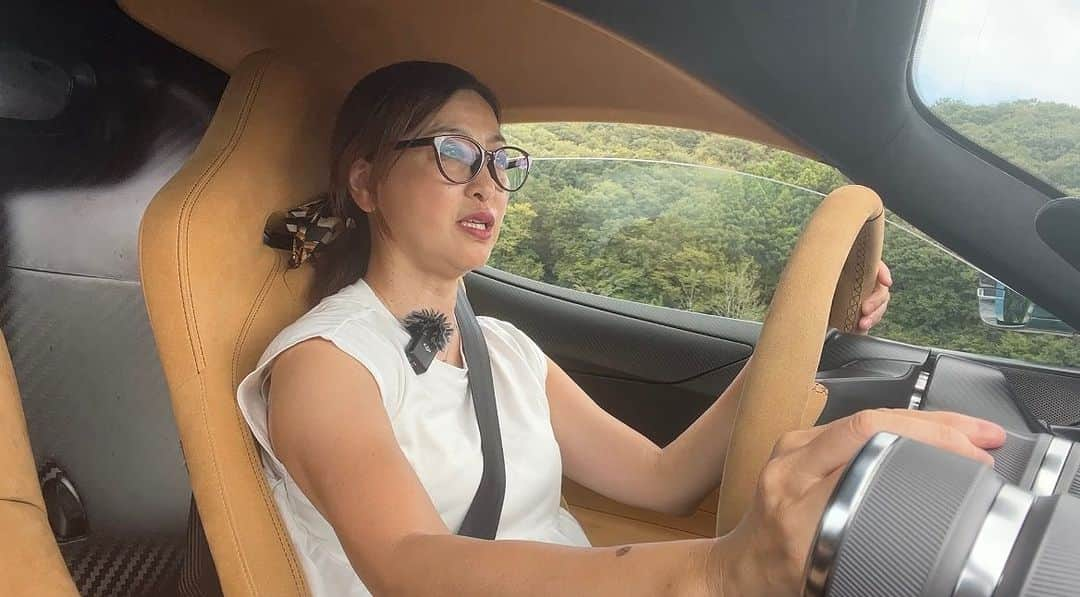 吉田由美さんのインスタグラム写真 - (吉田由美Instagram)「今日は世界最速量産EV 「RIMAC NEVERA（リマック　ネヴェーラ）」に試乗⭐️  最高速412km/hのモンスターマシン  はは速すぎる💦笑  この動画は近々、 youtuber吉田由美ちゃんねる」で！  クルマ紹介編は、すでに公開してまーす🤭  https://youtu.be/tCIype24Zgo?si=BW5pmfPxrOuSdek3  #RimacNevera #rimac  #Nevera #リバック　#リバックネヴェーラ #ネヴェーラ　#吉田由美　#吉田由美ちゃんねる　#yumiyoshida」9月16日 20時34分 - yumi__yoshida