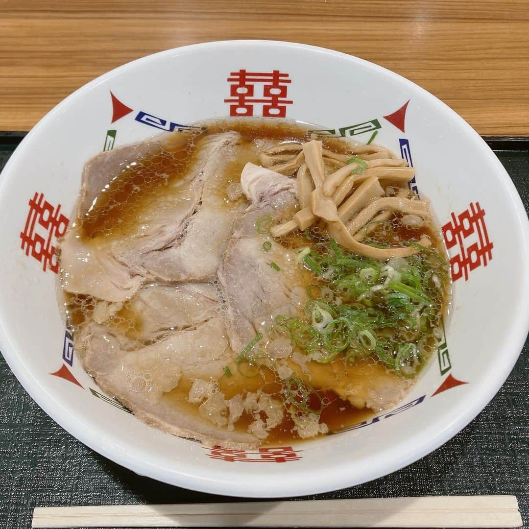 岡倫之のインスタグラム：「尾道ラーメン  豚の背脂という脂っぽさと、醤油ベースの透き通ったアッサリスープが食欲を掻き立てる。 スープも味が濃く、下の平打ち麺の細部にまで染み渡っている。 チャーシューもホロホロで美味い。  #尾道ラーメン #福山サービスエリア  #麺スタグラム #ラーメンインスタグラマー #ラーメン #らーめん #ラーメン大好き #プロレスラー #オーカーン #レスラー飯  #ramen #japanesefood #japanesenoodles  #gourmet」