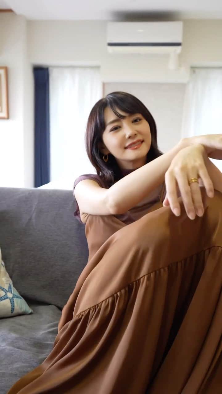 のインスタグラム：「景色の最高なホテルに泊まれるご縁がありまして、先日、初めてのワーケーションにチャレンジ😊 お仕事道具をスーツケースに詰めて、いざ、熱海へ！  熱海の海抜170M？！ 熱海城の上に建つ崖っぷちの景勝地に建つ 天空のホテル mujuan 夢寿庵。 @hotel.mujuan   お部屋は全部で3 室なのですが、全て90平米以上のオーシャンビューで広ーい🏝️ お部屋から左手に熱海城 、 右手に初島を見おろせます。 お城好きの甥っ子がいるので、フェイスタイムで繋げて見せたら、感動してました🏯笑 空気が澄んでいれば大島、房総半島までみえるそう！ ちなみに、お風呂からも熱海城見えます🛀  海を眺めながらのお仕事は ちょっとした気分転換になりますね😊 アイディアもいつもより出てくる？！  朝食、フルーツいっぱいで可愛らしかった🍇🍌  スタッフさんが親切な、 アットホームなホテルでした🏨　  ちなみに…いろんな予約方法がありますが、公式HPが最安値で予約できるそうです。  （最後の2カットは、 宿泊したお部屋とは違うスウィート。せっかくなので覗かせてもらいました😊）  #天空のホテル夢寿庵 #mujuan  #熱海旅行 #旅行好きな人と繋がりたい #熱海観光 #静岡旅行 #熱海海水浴場　PR #ワーケーション　#女子旅　#大人女子旅　#熱海温泉」