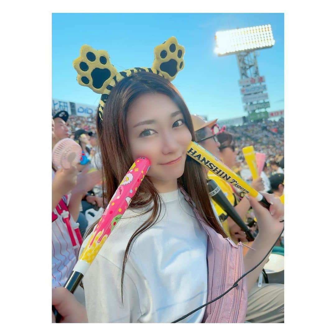 愛聖りさのインスタグラム：「. アレする1日前に応援に行ってました🐯🖤 駅に降りた瞬間からすごい熱気で みなさん応援にもチカラが入ってました🔥  #阪神タイガース #優勝おめでとう #虎エール」