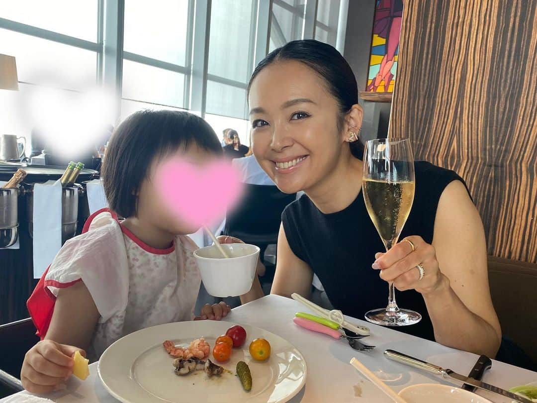 白石みきのインスタグラム：「MAMA I miss you 💕  もう7年。 でもこーんな笑顔で過ごせているよ。幸せだよ。  ママの分まで健康でいるからね❣️  また会う日まで。  #9月16 #ママ #大好き #今年もママが好きだった場所で💕」