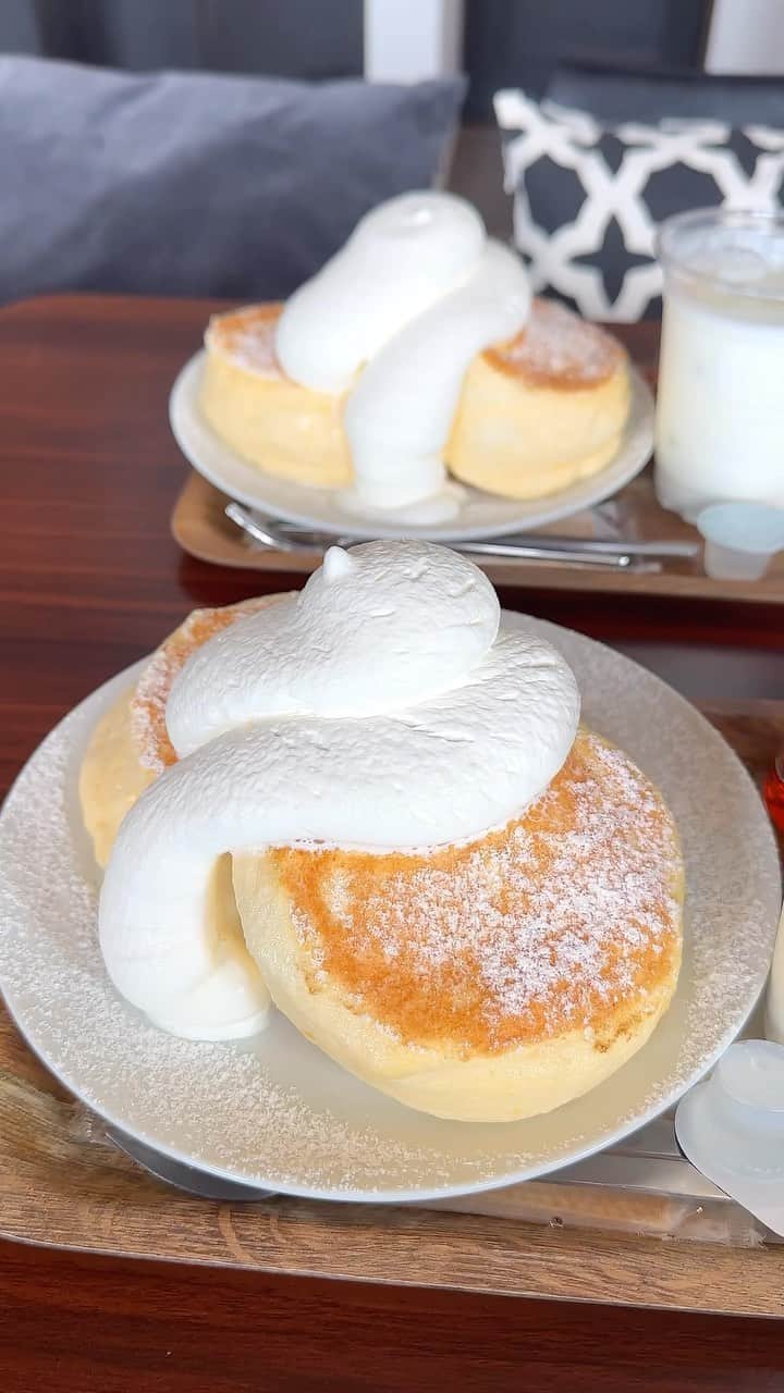 のインスタグラム：「【BEGIN】 @愛知：杉山駅から徒歩4分  飲めそうなくらいフワトロな極厚パンケーキを食べられるお店。  焼きたてのパンケーキは口の中に入れた瞬間にシュワッと溶けていくような食感で、濃厚でありながら軽い口当たりの生クリームと合わせると最高！  シロップをたっぷりかけて甘さを足すことも可能です！  ダブルパンケーキ＆ドリンクセットは1540円 少し遠いところにあるうえに朝から並ぶ人気店ですが、美味しいパンケーキを食べたいならかなりオススメです！  ⏰6:00～11:00 🏪火曜日休み 📍愛知県豊橋市杉山町林崎13-1   #愛知グルメ #愛知カフェ #名古屋グルメ #名古屋カフェ」