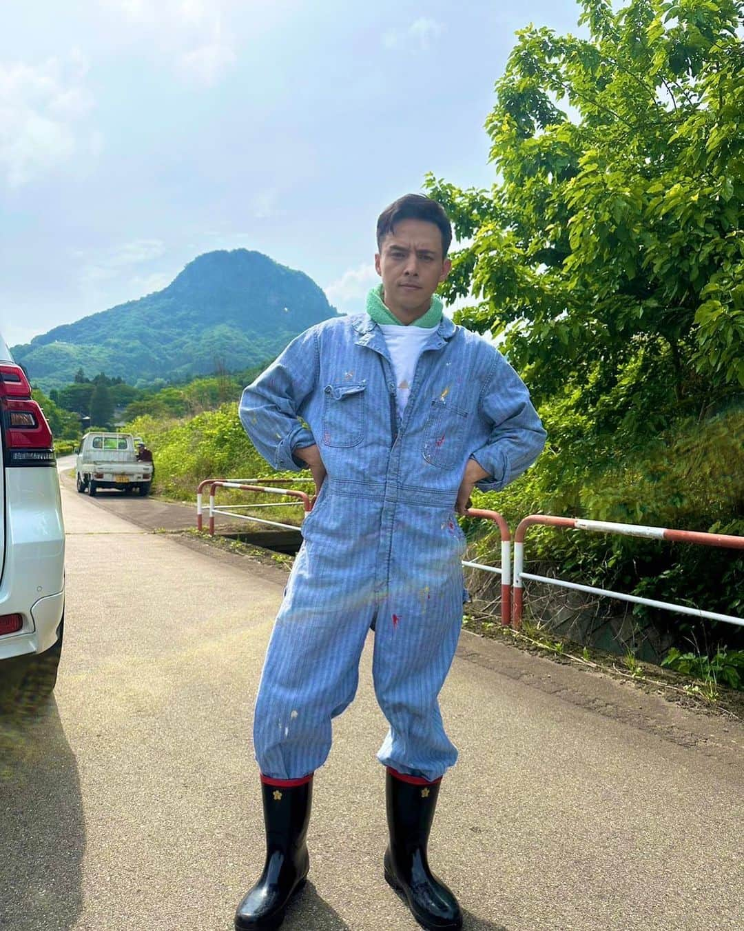 ハヤブサ消防団のインスタグラム：「#ハヤブサ消防団🚒  田舎道でキメキメな勘介さん🌟  実はこちら、 勘介さんのクランクインの日なのです👏  懐かしいような昨日のことのような…☺️  #ハヤブサロス な公式です🥺  🔥最終回配信中🔥 https://tver.jp/episodes/ep2szu3mqb」