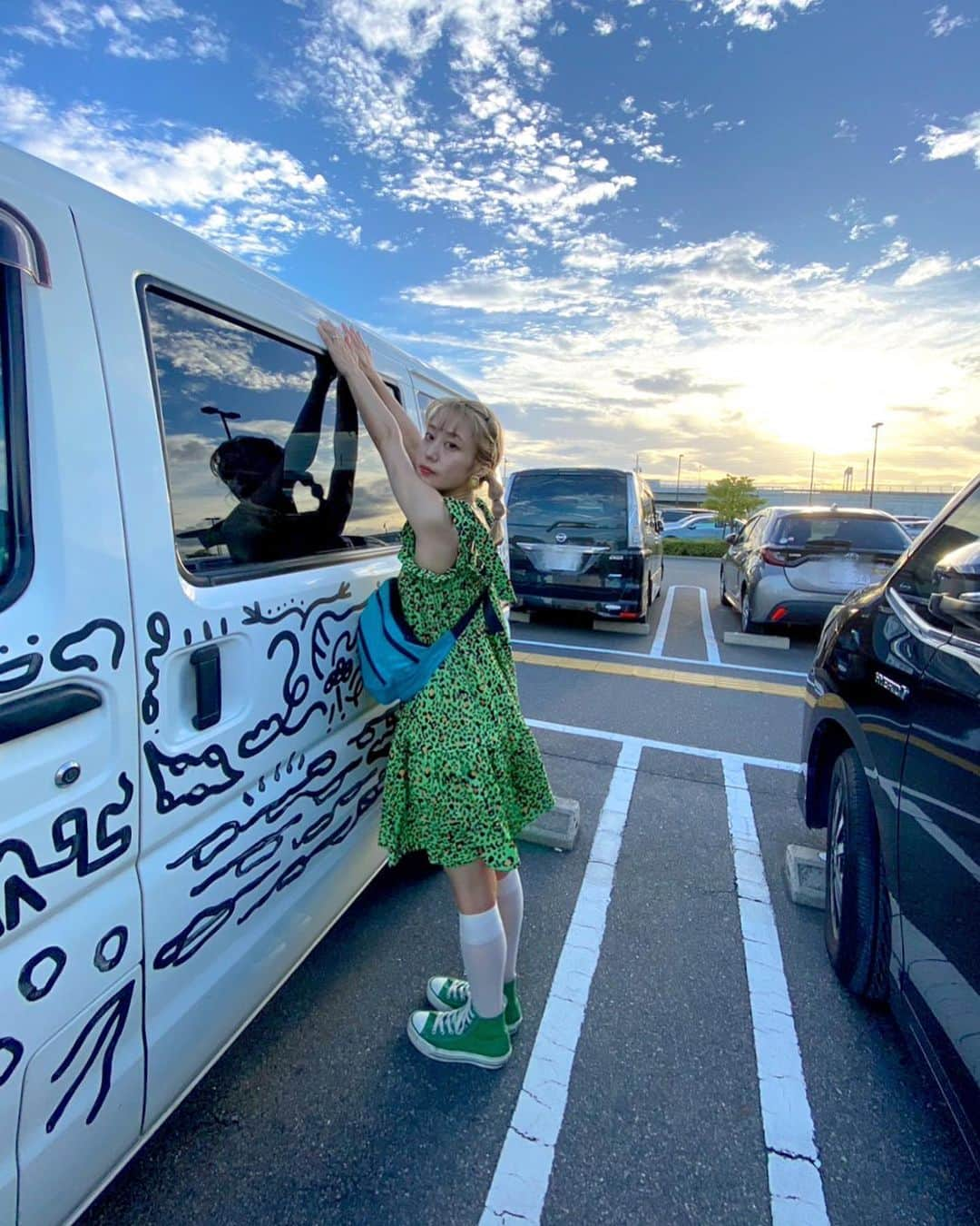 おざきせりなさんのインスタグラム写真 - (おざきせりなInstagram)「コストコ行ったとき🥑  緑コーデと愛車🌿 うーっんと前にサンニブで買った、 デカばきコンバースずっと使ってる🌿23.5 ピアスは自分のハンドメイド🌿  食べたかった貝殻の4Dグミ🐚を お供にして行ったよ〜 色がとってもキレイ〜 こういうのずっと見てられる メロンソーダ味おいしかった〜  . #コストコ大好き #ヒョウ柄コーデ #ワントーンコーデ #緑コーデ #コンバースコーデ #金髪女子 #kiu」9月16日 20時31分 - wa_wawawah