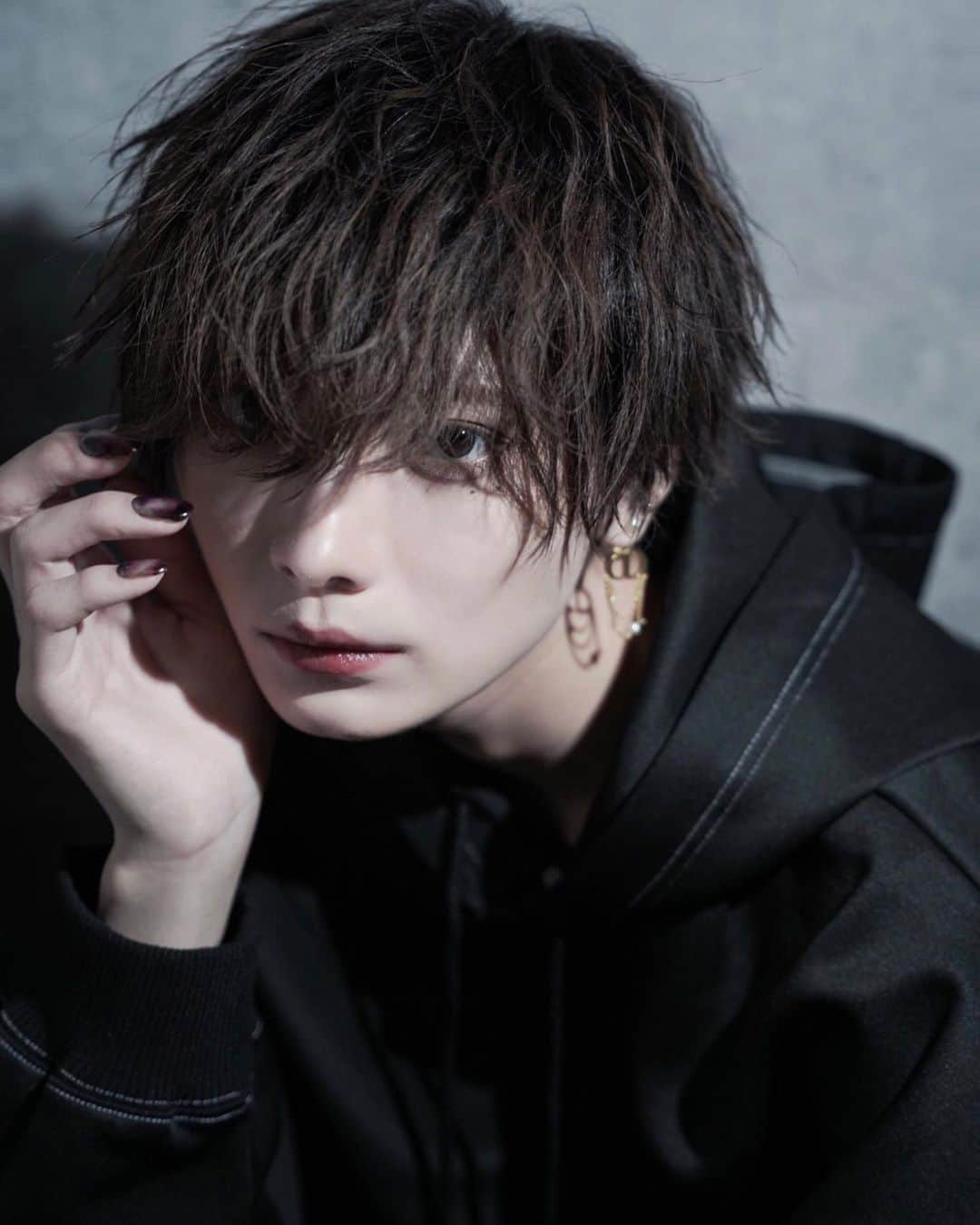 齋藤正太のインスタグラム：「こんな質感好き 今っぽい動かし方  @descenova_uson  set @syn_mochizuki_takuto  #メンズウルフ#パーマ#ulzzangboy #メンズパーマ #マッシュ#ウルフ#マッシュウルフ #맞팔#マッシュショート #シースルーバング#スパイラルパーマ #ツイストスパイラル#センターパート#ウルフカット#韓国ヘア #波巻きパーマ #カルマパーマ#menscut#ニュアンスパーマ #ショートウルフ#ウルフメンズ  #ウルフパーマ #メンズインナーカラー #バレイヤージュ#メンズバレイヤージュ」