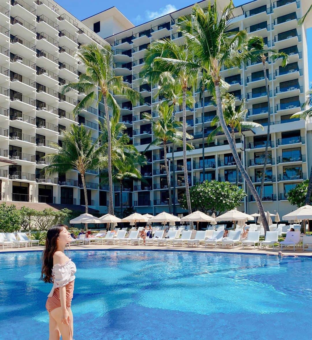 小嶋菜月のインスタグラム：「もう９月だね🍂 . . せっかくだから…夏が終わる前に 思い出写真、載せてもいいですか🥹💛👙 . . #夏の思い出 #ハワイ #プール #また行きたいな #👙」