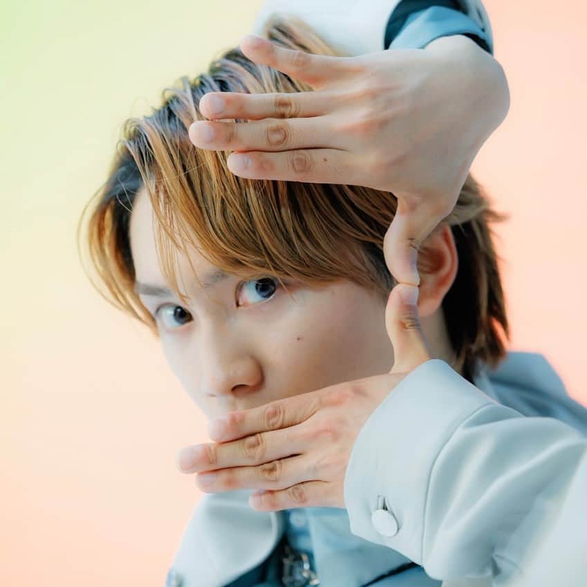 のインスタグラム：「⁡ 〈 💄 メイク中の過ごし方は？ 🤍 〉 ⁡  前日の熱盛を見てます！  ⁡ by じょー  ⁡  #藤原丈一郎 #MakeUpDay #なにわ男子 #naniwadanshi #なにわグラム」