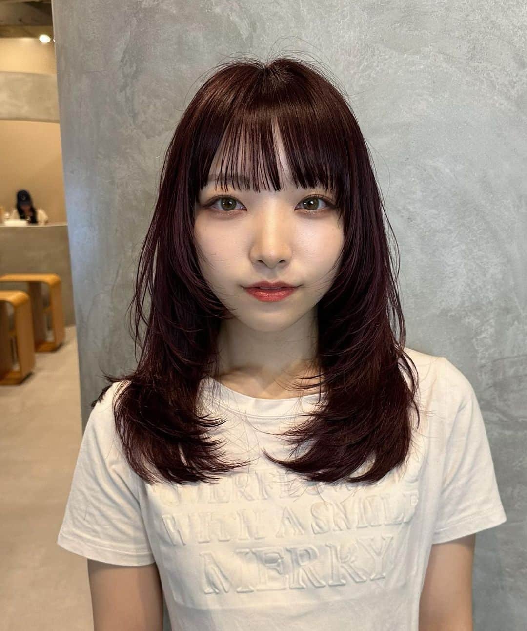 natsuoさんのインスタグラム写真 - (natsuoInstagram)「Bordeaux color × layer cut  深みのあるボルドーカラーにワンカールでキマるレイヤーカットを✂︎  レイヤーかわいいよね☺︎  ご新規様のご予約も大歓迎です🫶🏻 ご予約はお気軽にDMにてお問い合わせください☺️  #なつお産 #レイヤーカット #フェイスレイヤー  #ボルドーカラー #秋カラー #秋冬カラー」9月16日 20時36分 - akimotonatsuo