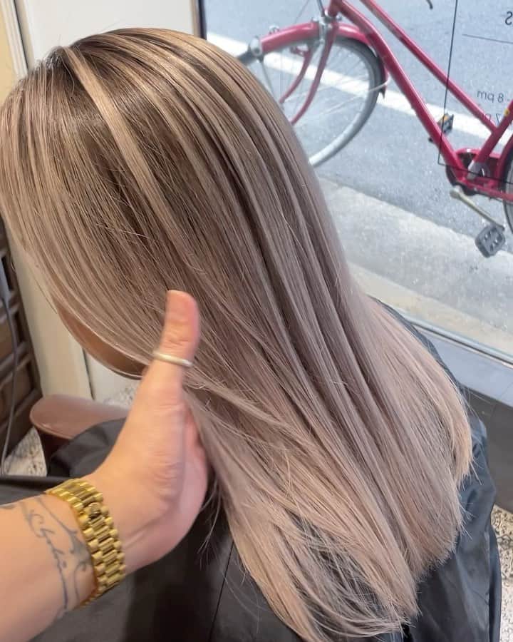 のインスタグラム：「いつもありがとうございます🙇✨ メンテナンス✨ ・  #ブロンドヘアー  #ブロンド #blondhair #olaplex #balayageartists #ホワイトヘアー #ホワイトベージュ #ケアブリーチ #ハイトーンカラー #bleachhair #ボブスタイル #外国人風ヘアー #グラデーション #バレイヤージュ #gradationcolor #balayage #balayageombre #balayagehighlights #Whitecolor #ブロンドヘアー #抜きっぱなしブリーチ  #ホワイトブロンド #ホワイトブリーチ #外国人風ハイライト　 #髮型  #髮型師  #」