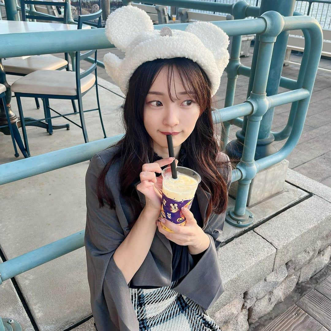 水澤彩佳さんのインスタグラム写真 - (水澤彩佳Instagram)「⁡ ⁡ ディズニーハロウィンはじめました🐈‍⬛🛋 ⁡  @violettaofficial_jp  スリットスリーブクロップドジャケット グレーを来ています🩶 ⁡ 袖にスリット入っていて、 シルエットかわいいの！！！！ クロップド丈でコンパクトに着れるのも好き！ このジャケット好きで色違いで黒も持ってる🤭 ⁡ ⁡ パンプキンミルク美味しかったよ〜🎃🥛 ⁡ ⁡ ⁡ #VIOLETTA #VIOLETTA_code #ヴィオレッタ #スナイデル #snidel #ランダ #randa #ディズニーコーデ #ディズニーフォト」9月16日 20時41分 - m_i_zun