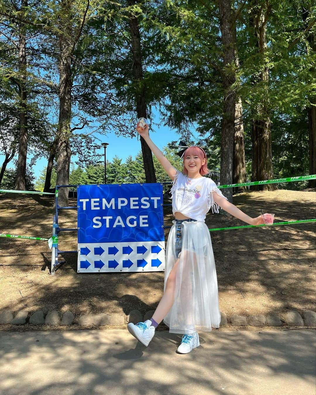 高木美佑さんのインスタグラム写真 - (高木美佑Instagram)「🌳🌳🌳  ナガノアニエラフェスタ2023 高木美佑(Peaky P-key) from D4DJ としての出演でした🎧👑   野外フェスに1人で参戦だなんて始まるまで心ソワソワでしたが、出ていくと超アツアツの会場で！ 30分ほぼノンストップのピキピキてんこ盛りセトリで挑みましたが！！暑い中ずっと笑顔でノリノリで楽しんでくれて、私自身も思い切り楽しませてもらったよ〜🌞  もう9月ですが今年最後の夏！な思い出となりました🌴😎 ありがとうございました🙏  今日の衣装は！ 外がかなり暑いのと来週ピキ単独ライブということもあり 髪飾りとスニーカーだけいつものしのぶ衣装で アレンジしてもらったアニエラTに 私物のデニムショートパンツというスタイルでしたっ🤍  爽やかで良かったのでは〜？！ この軽装でも汗だくでTシャツが髪色のピンクに染まっちゃった🩷笑  明日はBDイベント ユッケジャンクッパ祭り！ 丸一日イベントなので、 準備して早いところ寝たいと思います〜！！ イベントラッシュまだまだ元気に生きていく！！！  #アニエラフェスタ #naf23 #D4DJ #ピキピキ #高木美佑」9月16日 20時45分 - miyu_takagi