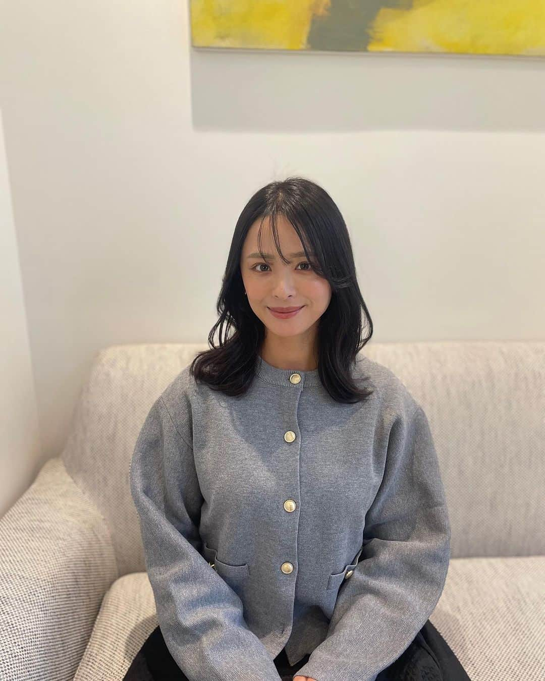 千葉優子さんのインスタグラム写真 - (千葉優子Instagram)「秋冬の参考に🤎  撮影前にメンテナンスに行ってきたよ〜🥰  私のインスタお馴染みの さゆりさん @sayuri.loness 🥰  またまた可愛いヘアにしてもらっちゃった〜！ ラベンダーベージュの7トーンだそう🪻 色味加工してないからぜひ参考に♡  自分でセットとかアレンジする時 そうそうここのこの毛！この長さ！絶妙！ ってなるから本当に神👏✨  夏の紫外線とプールとかで 少し傷んでしまっていたから ケアしてもらってちゅるんちゅるん🥹✨  さゆりさんいつもありがとうございます🥰 次回も楽しみだ〜！  . 私の投稿を見て行ったよ〜って メッセージくれた方がいて嬉しい🥰 ありがとうございます🤎  . #美容院#美容デー#美容#ヘアメンテナンス#ヘアカラー#mamagirl#locari#ロカリ#ponte_beauty#mineby3mootd#銀座#loness#loness銀座#ママファッション#ママモデル#読者モデル#lucra#4yuuu#アラサー#アラサーヘア#ミディアムヘア#優子ヘア#ママコーデ#ヘアモデル#トレンドカラー#ヘアスタイルミディアム#秋ヘア#秋冬ヘア#ママヘア#ママヘアスタイル」9月16日 20時45分 - yuko_chiba1018