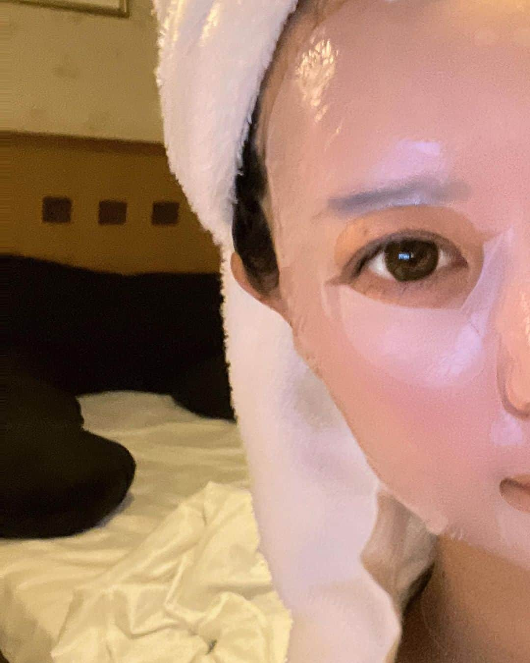 高塚南海さんのインスタグラム写真 - (高塚南海Instagram)「🧖‍♀️  リフレッシュDay𓇬𓂂𓈒 最近ほんとメイクする事無くて 顔薄すぎる🫣  お肌休める期間として 肌育てよ~✊🏽😏  日々のケア大事 🧴 ͗ ͗ ͗ ͗  ▶︎▷ @activart2017    #女の子ママ   #母の休日  #メンテナンスday   #アクティバート  #ヒト幹細胞培養液」9月16日 20時46分 - southsea28